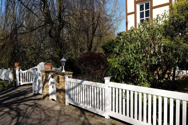 Beautiful Building Surrounded Greens Trees Wooden White Fence — Stock Photo, Image