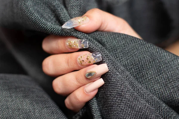 Primer Plano Una Mano Femenina Con Manicura Brillante Moda Sus —  Fotos de Stock