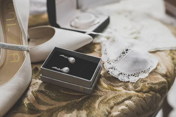 Los Tacones Blancos Pendientes Adornos Boda Preparados Para Novia — Foto de Stock