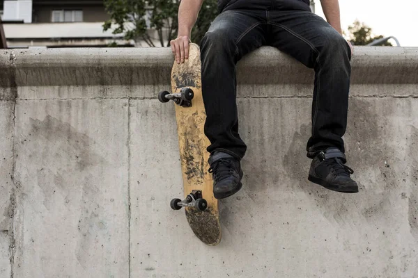 Una Bella Ripresa Giovane Maschio Caucasico Che Acrobazie Sullo Skateboard — Foto Stock