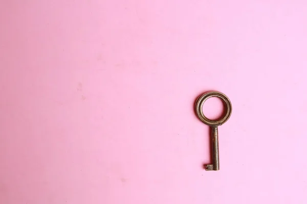 Ένα Παλιό Vintage Κλειδί Ροζ Φόντο — Φωτογραφία Αρχείου