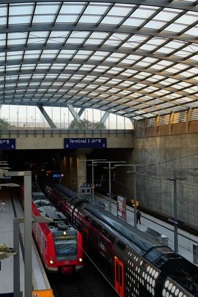 Cologne Alemanha Maio 2020 Dois Trens Estação Ferroviária Aeroporto Colônia — Fotografia de Stock