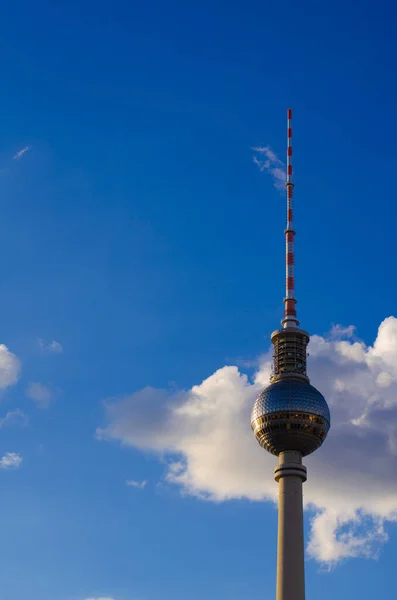 Tiro Vertical Ângulo Baixo Topo Famosa Torre Fernsehturm Berlim Contra — Fotografia de Stock