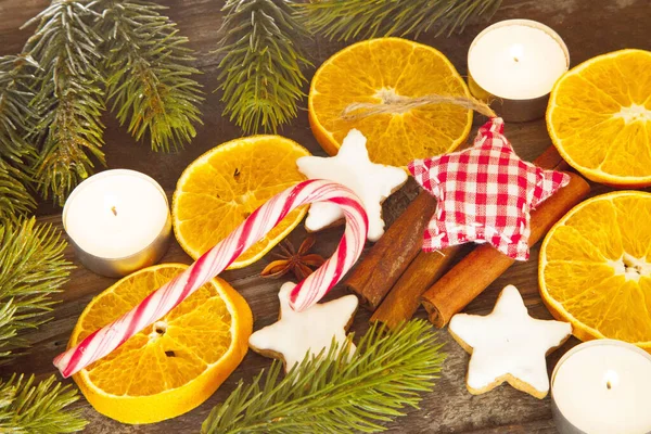 Ένα Όμορφο Πλάνο Από Χριστουγεννιάτικα Μπισκότα Και Λεμόνια Ξύλινο Φόντο — Φωτογραφία Αρχείου