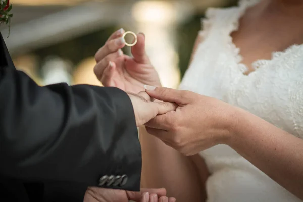 Egy Közeli Kép Vőlegényről Menyasszonyról Amint Jegygyűrűket Tesznek Egymásra — Stock Fotó