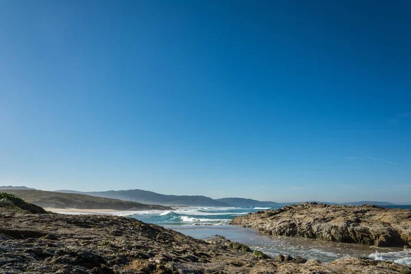 Panoramiczne Ujęcie Błękitnego Morza Skałami Brzegu — Zdjęcie stockowe