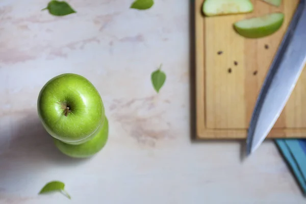 Överblick Över Lysande Grönt Äpple Bredvid Suddig Trä Skärbräda — Stockfoto