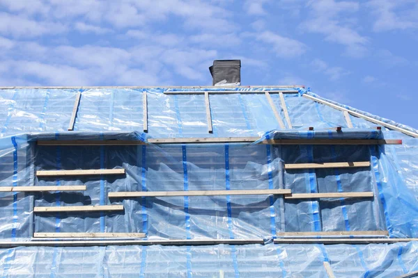Detailní Záběr Střechy Domu Pokrytého Modrými Plastovými Taškami — Stock fotografie