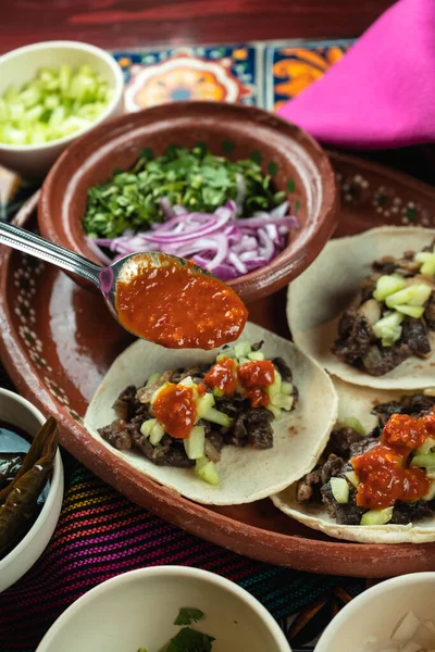 Tiro Vertical Tortillas Con Carne Vista Través Cuchara Salsa Tomate —  Fotos de Stock