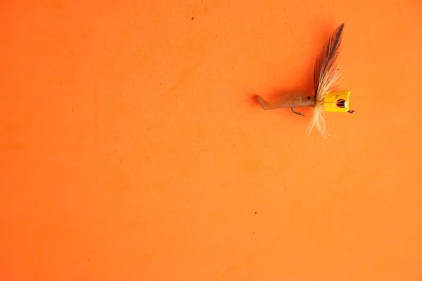 Pequeno Brinquedo Pássaro Feito Madeira Pena Presa Uma Parede Laranja — Fotografia de Stock