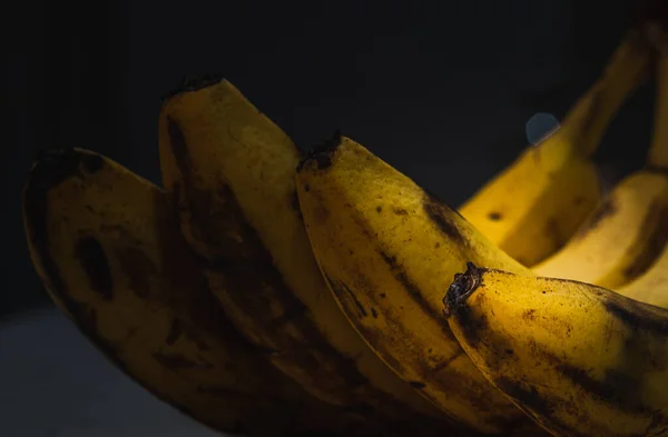 Zbliżenie Banana Dojrzałych Bananów Rozmazanym Tle — Zdjęcie stockowe