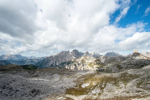 Ένα Ορεινό Τοπίο Στο Three Peaks Nature Park Στην Ιταλία — Φωτογραφία Αρχείου