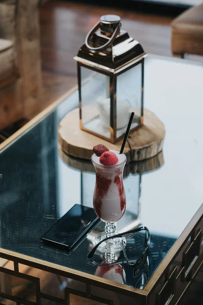 Μια Κάθετη Λήψη Ενός Ποτηριού Smoothie Φράουλας Ένα Τραπέζι Ένα — Φωτογραφία Αρχείου