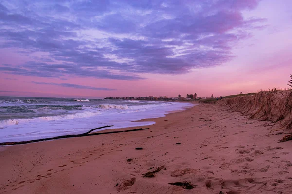 Krajobrazowe Ujęcie Pięknego Kolorowego Zachodu Słońca Plaży — Zdjęcie stockowe