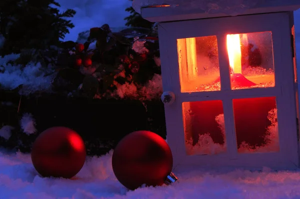 Los Adornos Navidad Junto Una Linterna Día Nevado —  Fotos de Stock