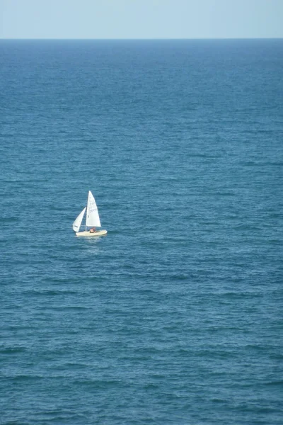 Een Verticaal Antenne Shot Van Een Zeilboot Blauwe Zee Onder — Stockfoto