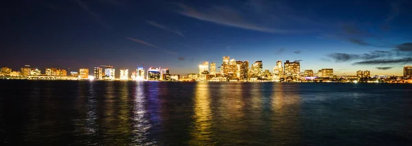 Tiro Panorâmico Lago Com Paisagem Urbana Fundo — Fotografia de Stock