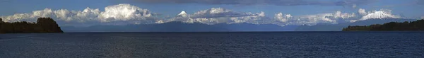 Een Panoramisch Beeld Van Een Meer Bergen Landschappen Een Bewolkte — Stockfoto