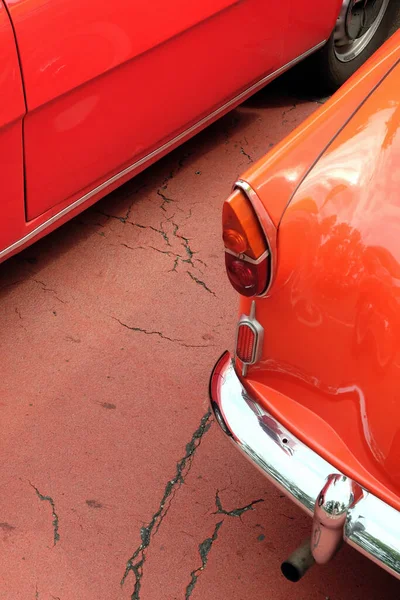 Вертикальный Снимок Оранжевых Красных Винтажных Автомобилей — стоковое фото