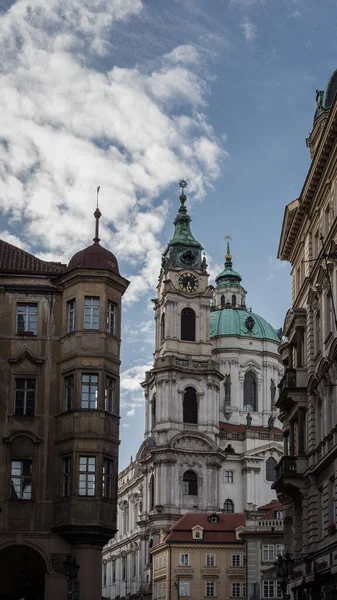 Una Hermosa Toma Iglesia San Nicolás Praga Chequia Con Fondo — Foto de Stock