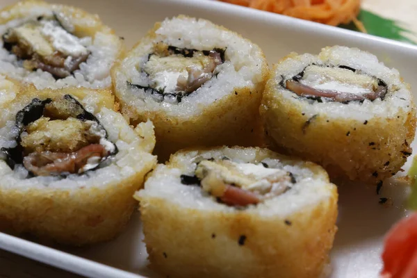 Primo Piano Dei Deliziosi Rotoli Sushi Sul Piatto — Foto Stock