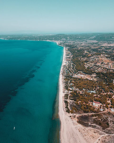 Een Verticaal Zicht Vanuit Lucht Turquoise Oceaangolven Die Kustlijn Bereiken — Stockfoto