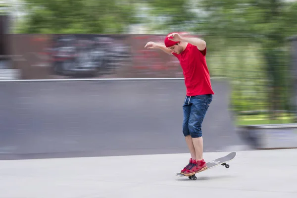 Skater Haciendo Truco Sobre Fondo Borroso Skatepark —  Fotos de Stock