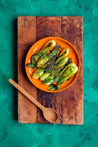 Grillad Pak Choi Asiatiska Greener Med Sesamfrödressing Apelsinplatta Träskiva Och — Stockfoto