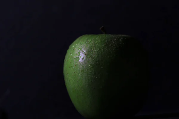 Primer Plano Una Jugosa Manzana Con Gotas Agua Aisladas Sobre —  Fotos de Stock