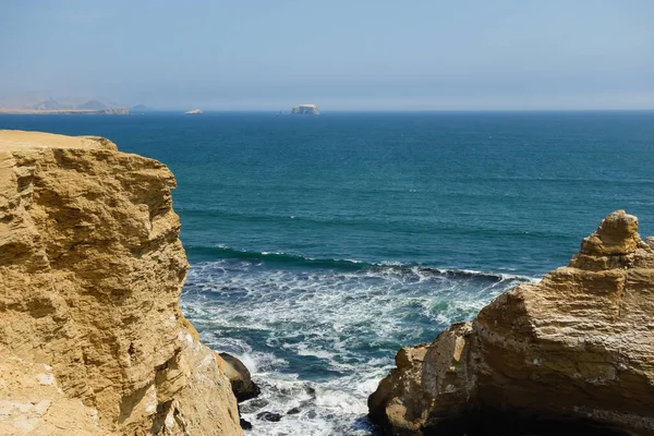 岩の多い海岸とペルーのパラカス国立保護区での大聖堂岩の形成の一部ビュー — ストック写真