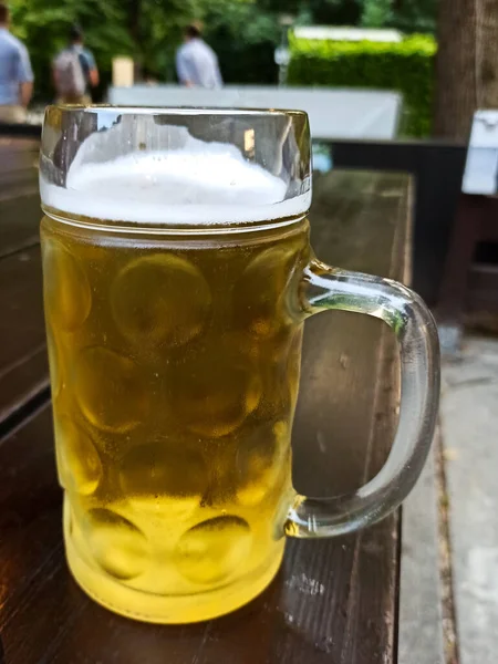 Tiro Foco Raso Uma Cerveja Gelada Uma Mesa Café Livre — Fotografia de Stock