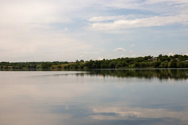 Lac Entouré Verts Luisant Sous Ciel Bleu Nuageux — Photo