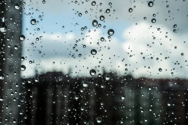 Primer Plano Ciudad Borrosa Vista Desde Una Ventana Con Gotas —  Fotos de Stock