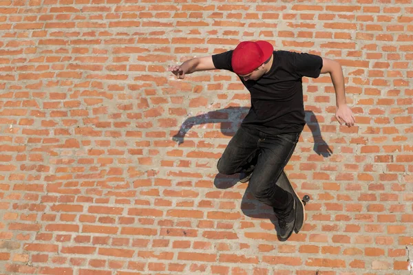 Een Ondiepe Focus Shot Van Een Jonge Jongen Skateboarden Een — Stockfoto