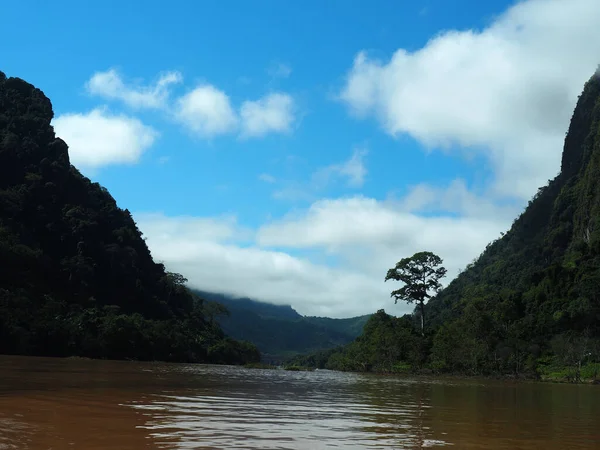 美丽的湖景 被多云的天空下的高山环绕 — 图库照片