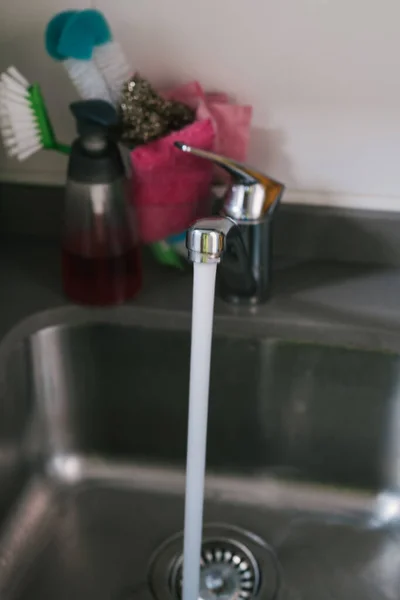 Vertical Shot Pouring Water Tap Kitchen — Stock Photo, Image