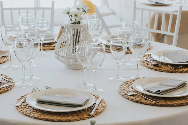 Tischdekoration Mit Frischen Blumen Auf Einer Weißen Tischdecke Restaurant — Stockfoto