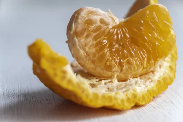 Eine Nahaufnahme Einer Saftigen Mandarinenscheibe Auf Weißem Hintergrund — Stockfoto