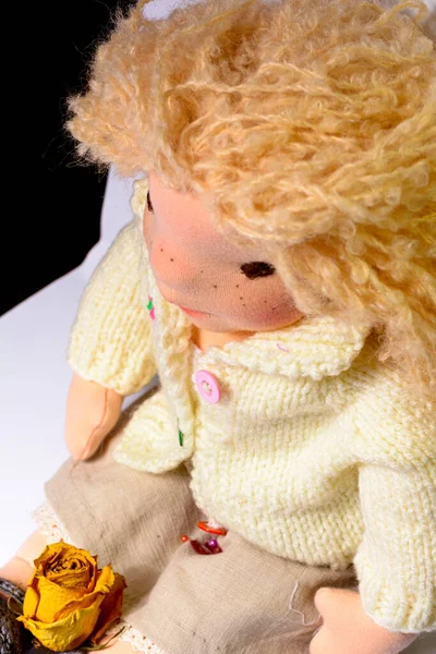 Een Verticaal Close Shot Van Een Handgemaakte Stofpop Met Blond — Stockfoto