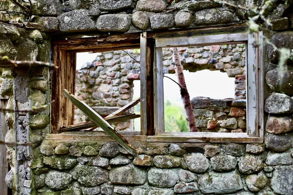 Красивый Снимок Столетних Руин Каменного Домика — стоковое фото