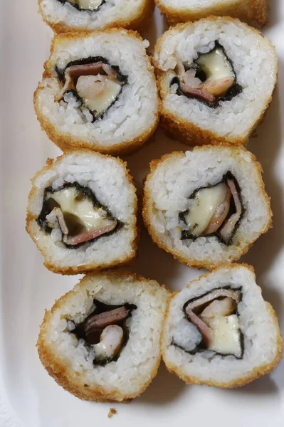 Una Vista Dall Alto Dei Deliziosi Rotoli Sushi Sul Piatto — Foto Stock