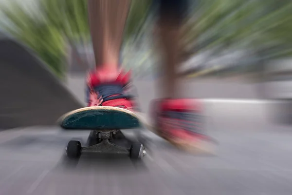 스케이트보드타는 운동화를 남자의 추상적 — 스톡 사진
