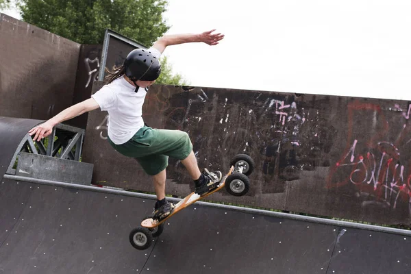 Jovem Homem Fazendo Truques Com Skate Parque — Fotografia de Stock