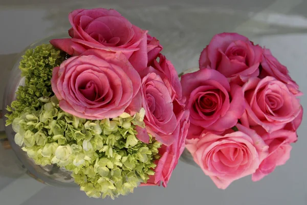 Верхний Вид Розовых Роз Небольших Зеленых Растений Цветочной Композиции — стоковое фото