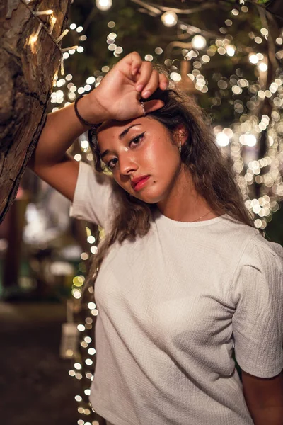 Tanned Caucasian Female Fierce Posing Amusement Park — Stock Photo, Image