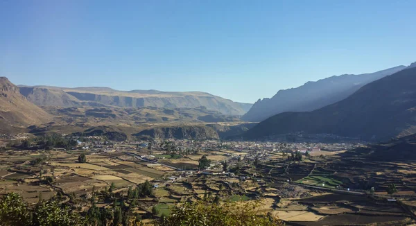 Uma Vista Uma Cidade Cercada Por Altas Montanhas — Fotografia de Stock