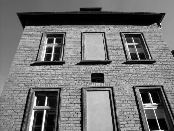 有很多窗户的老式建筑的低角度灰度拍摄 — 图库照片