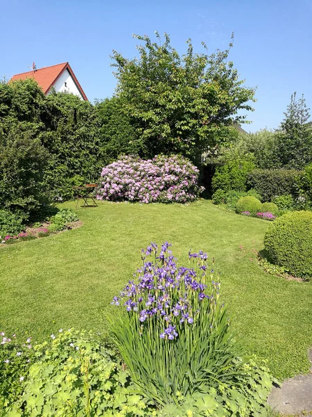 緑に囲まれた素敵な庭のある家の美しい景色 — ストック写真