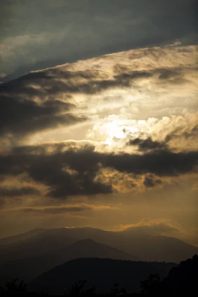 Vertikal Bild Kullar Och Berg Fångas Den Vackra Molniga Himlen — Stockfoto