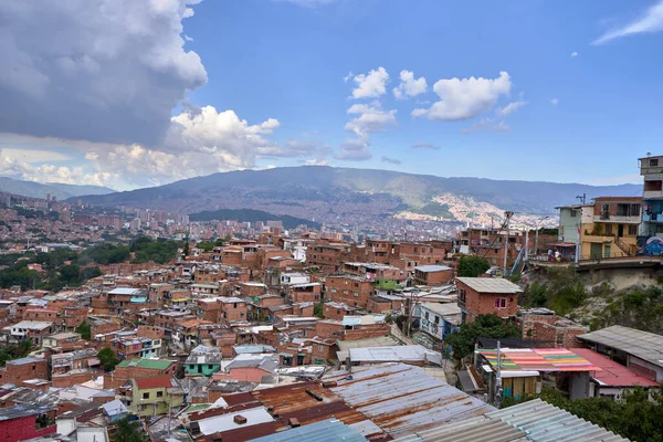 Lenyűgöző Kilátás Egy Gyönyörű Városképre Felhős Alatt Medellinben Kolumbiában — Stock Fotó